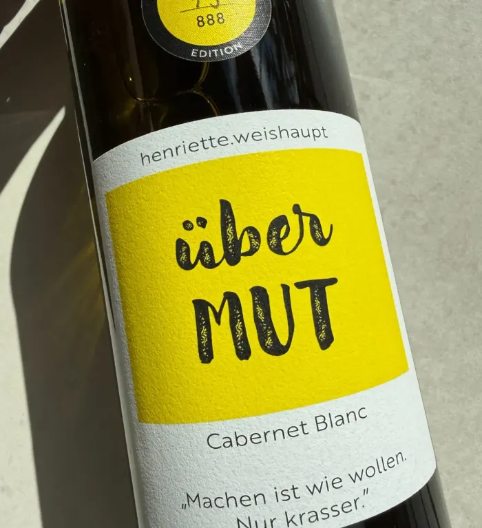 Etikett überMUT Cabernet Blanc mit dem Satz Machen ist wie wollen, nur krasser