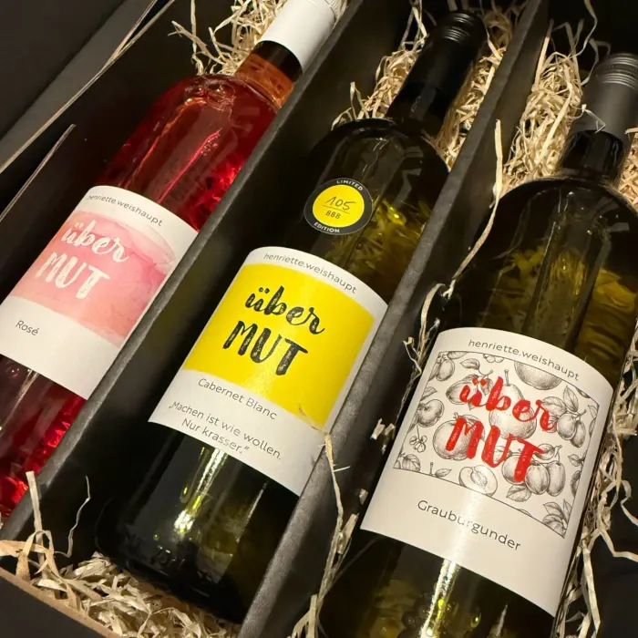 Drei überMUT Flaschen in einer Geschenkverpackung