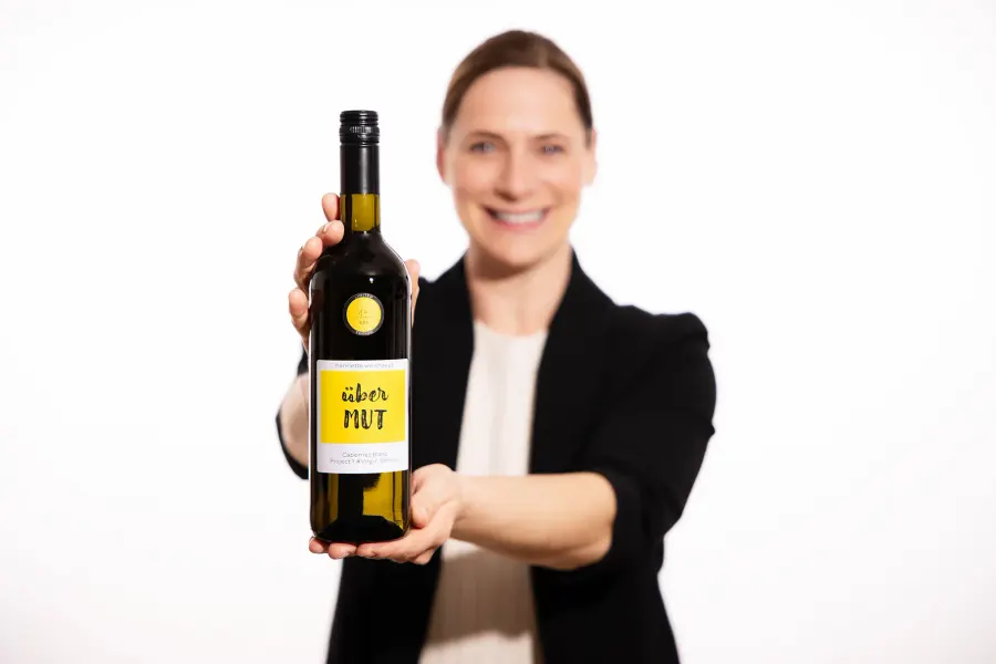 Startseite: Henrie mit Flasche